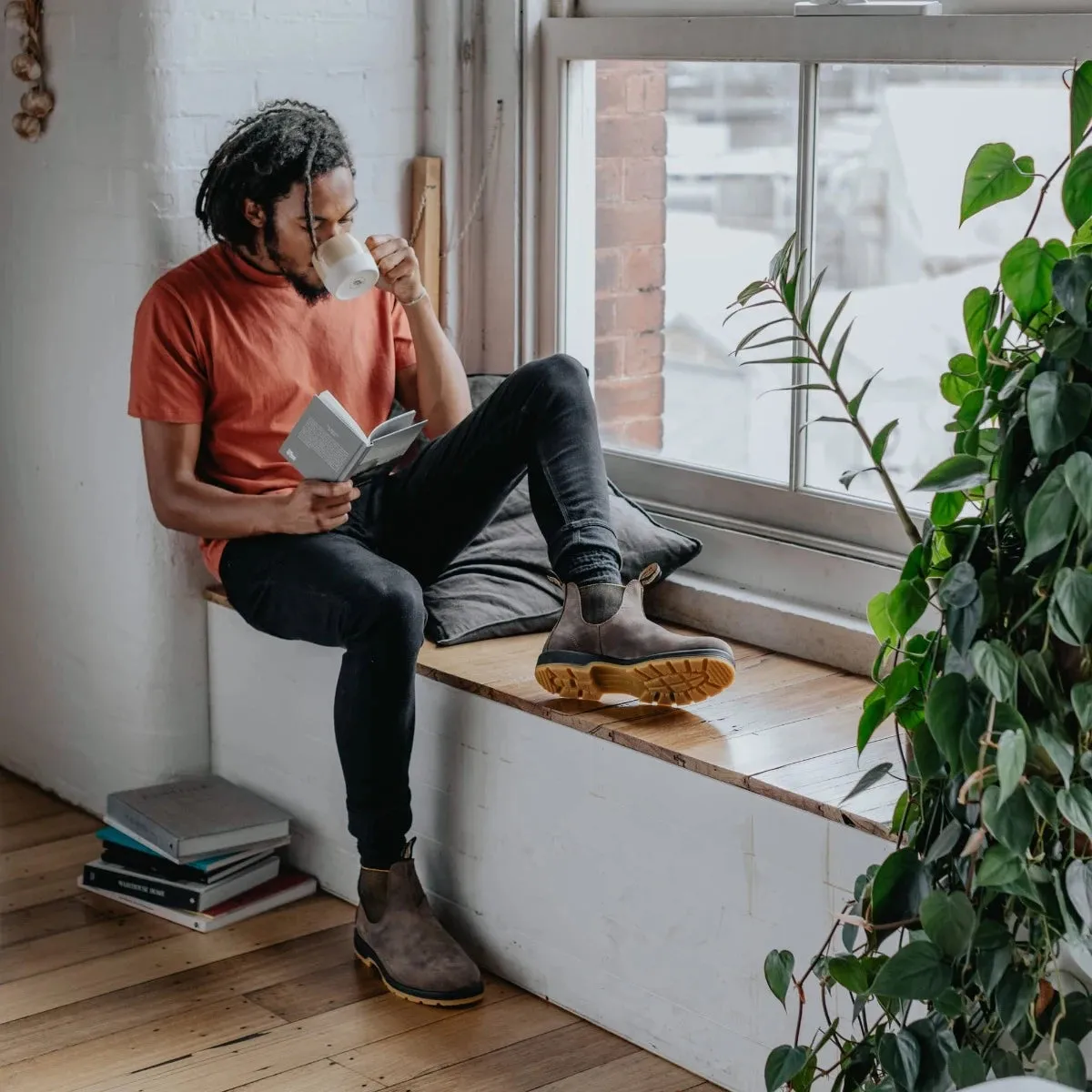 Blundstone Classics Chelsea Boots 1944 in Rustic Brown Mustard Black