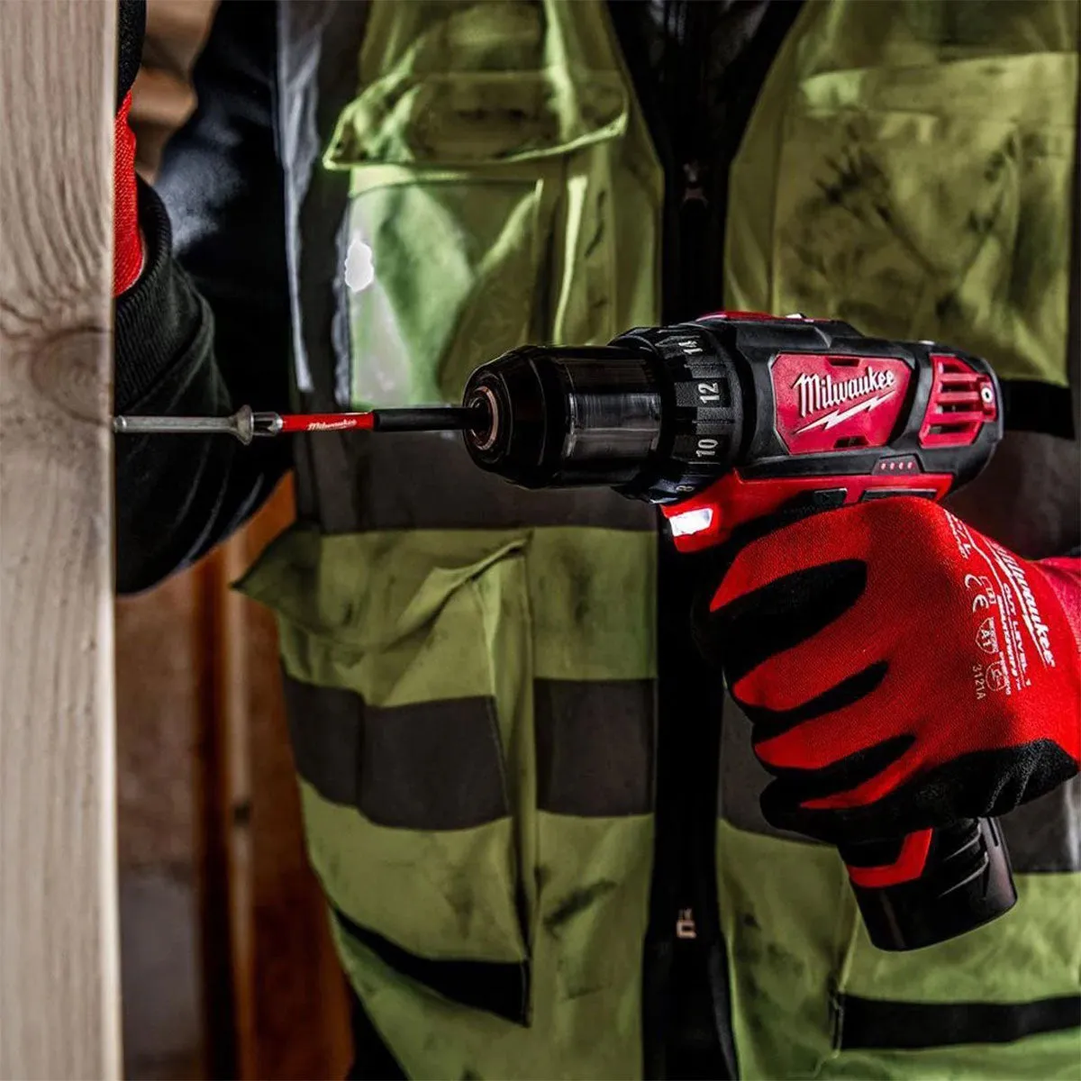 Milwaukee M12BDD-202C 12V Sub Compact Drill Driver with 2 x 2.0Ah Battery Charger & Case 4933443891